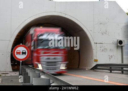 Tunnel-Einfahrt auf der Pyhrnautobahn A9, Oberösterreich, Österreich - Tunneleinfahrt auf der Pyhrnautobahn A9, Oberösterreich, Österreich Stockfoto