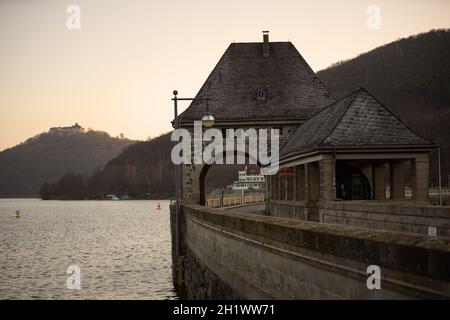 Mauer des Staudamms am deutschen See, genannt Edersee im Frühling Stockfoto