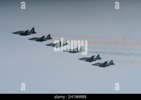 St. Petersburg, Russland, 25. Juli 2021 Militärparade, Gruppe von 6 Militärflugzeugen von Su-25 Frogfoot, greifen Flugzeuge in der Himmelsansicht an Stockfoto