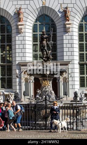 Danzig, Polen - 6. September 2020: Neptunbrunnen an der Long Market Street in Danzig. Polen Stockfoto