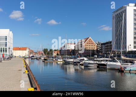 Danzig, Polen - 9. September 2020: Motorboote und Segelboote in der Marina in Danzig. Polen Stockfoto