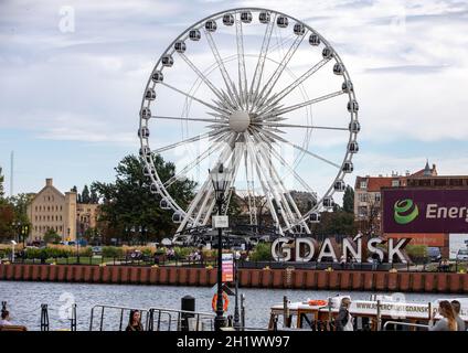 Danzig, Polen - 9. September 2020: Riesenrad auf der Kornkammer-Insel in Danzig, Polen Stockfoto