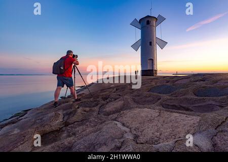 Fotograf fotografiert Stawa Mlyny bei Sonnenuntergang, offizielles Symbol von Swinoujscie, Polen Stockfoto