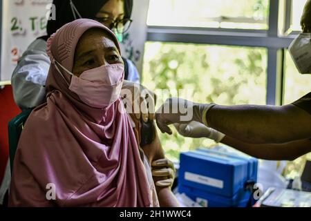 Soppeng, Indonesien. Oktober 2021. Ein Gesundheitshelfer spritzt der Öffentlichkeit eine Dosis von 1 moderna covid 19-Impfstoff ein. Zuvor hatten Gesundheitshelfer diesen Impfstoff als Auffrischimpfstoff erhalten.Moderna ist für Bewohner gedacht, die die Impfstoffe Sinovac und AstraZeneca nicht erhalten können. Die indonesische Regierung hat über das Gesundheitsministerium 5,102,300 Dosen des Moderna-Impfstoffs für die Covid-19-Impfung in 34 Provinzen bereitgestellt. (Foto von Moch Farabi Wardana/Pacific Press) Quelle: Pacific Press Media Production Corp./Alamy Live News Stockfoto