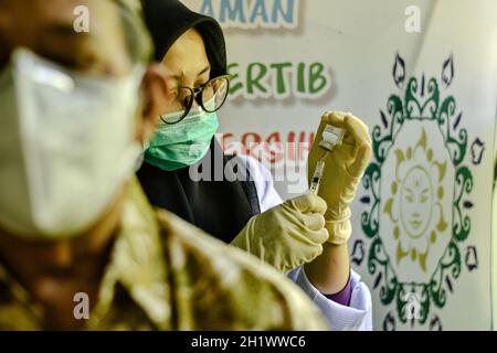 Soppeng, Indonesien. Oktober 2021. Ein Gesundheitsmitarbeiter bereitet eine Dosis des Impfstoffs Moderna covid 19 für die Öffentlichkeit vor. Zuvor hatten Gesundheitshelfer diesen Impfstoff als Auffrischimpfstoff erhalten.Moderna ist für Bewohner gedacht, die die Impfstoffe Sinovac und AstraZeneca nicht erhalten können. Die indonesische Regierung hat über das Gesundheitsministerium 5,102,300 Dosen des Moderna-Impfstoffs für die Covid-19-Impfung in 34 Provinzen bereitgestellt. (Foto von Moch Farabi Wardana/Pacific Press) Quelle: Pacific Press Media Production Corp./Alamy Live News Stockfoto