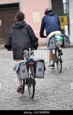 Radfahrer bei Regen in Passau, Bayern - Radfahrer im Regen in Passau, Bayern Stockfoto