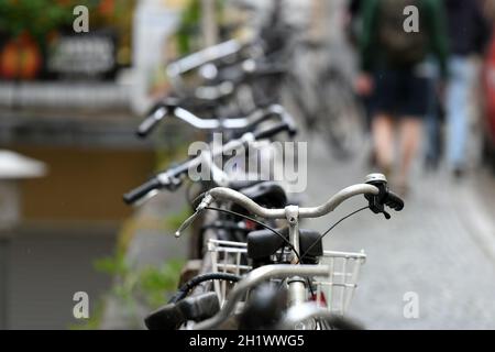 Fahrräder bei Regen in Passau, Bayern - Fahrräder im Regen in Passau, Bayern Stockfoto