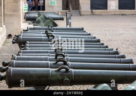 Historische Kanone im Museum von Les Invalides in Paris, Frankreich. Stockfoto