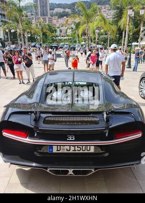 Monte-Carlo, Monaco - 24. Juli 2021: Weißer Luxus-Supercar von Bügti Chiron, der vor dem Casino von Monte-Carlo in Monaco an der französischen Riviera, E, geparkt ist Stockfoto