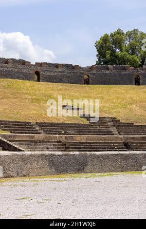 Pompeji, Neapel, Italien - 26. Juni 2021: Blick auf das Amphitheater von Pompeji, das beim Ausbruch des Vulkans Vesuv im Jahr 79 n. Chr. begraben wurde. Es ist das älteste erhaltene Stockfoto