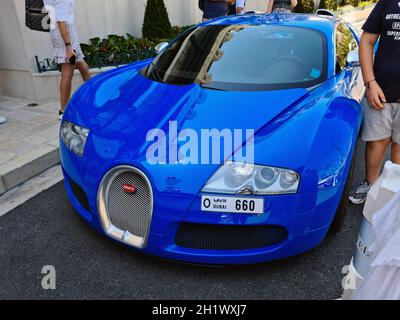 Monte-Carlo, Monaco - 1. August 2021: Blauer Luxus-Supersportwagen Des Typs "Veyron 16.4", Der Vor Dem Casino Monte-Carlo In Monaco An Der Französischen Riviera Geparkt Ist Stockfoto