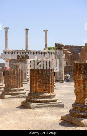 Pompeji, Neapel, Italien - 26. Juni 2021: Das Forum von Pompeji mit dem Eingang zur Basilika. Ruinen einer alten Stadt, die durch den Ausbruch von zerstört wurde Stockfoto