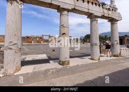 Pompeji, Neapel, Italien - 26. Juni 2021: Das Forum von Pompeji mit dem Eingang zur Basilika. Ruinen einer alten Stadt, die durch den Ausbruch von zerstört wurde Stockfoto