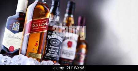 POZNAN, POL - 12. MAI 2021: Flaschen beliebter globaler Whiskey-Marken Stockfoto