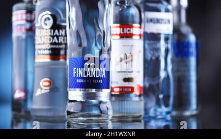 POSEN, POL - 12. MAI 2021: Flaschen verschiedener Wodka-Marken weltweit Stockfoto