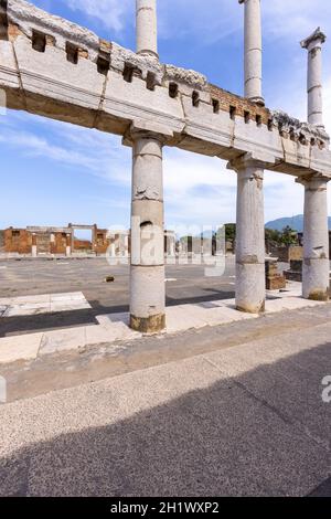 Pompeji, Neapel, Italien - 26. Juni 2021: Das Forum von Pompeji mit dem Eingang zur Basilika. Ruinen einer alten Stadt, die durch den Ausbruch von zerstört wurde Stockfoto