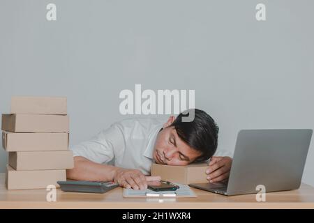 Mann, der zu Hause Ideen für Kleinunternehmen online verkauft Stockfoto