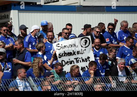 Simon Terodde (Schalke 04) hat sich schon in dei Herzen der Fans gespielt, 'Simon, schenk mir Dein Trikot', steht auf einem transparenten beim Spiel FC Stockfoto