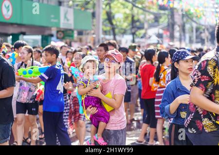 Siam Square, Bangkok, Thailand - 13. APR. 2019: Kurze Aktion von Menschen schließt sich an Feiern des thailändischen Neujahrs oder Songkran auf dem Siam Square an. Stockfoto