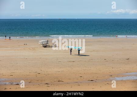 St Malo, Frankreich - 15. September 2018: Windsurfer surfen am Strand in Saint Malo. Bretagne, Frankreich Stockfoto