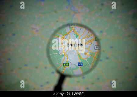 Blick auf die Stadt Brüssel, die Hauptstadt Belgiens, durch eine Lupe auf Google Maps Stockfoto