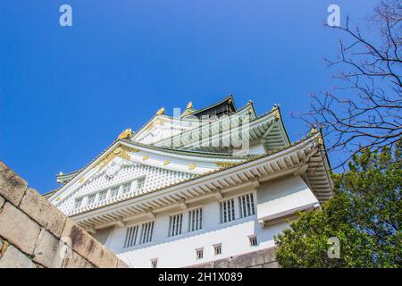 OSAKA, Japan - 14. MÄRZ 2018: die Burg von Osaka während Sakura Blossom Time gehen zu blühen, Japan. Stockfoto