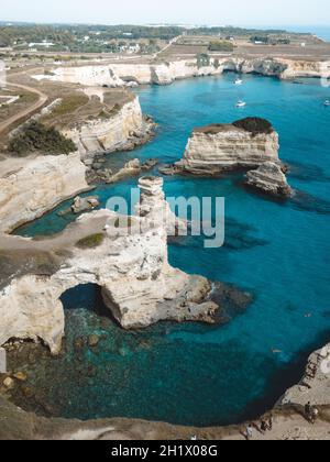 Eine tolle Aussicht auf faraglioni di sant'andrea in apulien Stockfoto