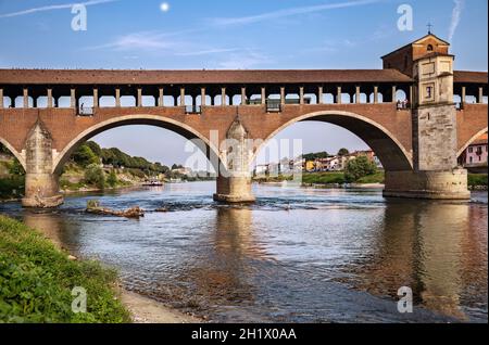 Pavia, Lombardei, Italien: Abendansicht auf Ponte Coperto, der berühmten Steinbogenbrücke über den Fluss Ticino. Stockfoto