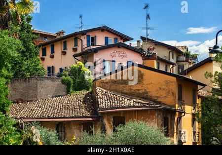 Desenzano del Garda, Italien - 10. Juli 2019: Blick auf die traditionellen bunten alten Gebäude in der historischen Stadt am Gardasee, Lombardei. Stockfoto