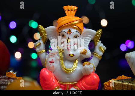 Nahaufnahme Des Hindu-Gottes Lord Ganesha Ganpati Bappa Morya In Orange Pagdi Zur Anbetung Am Diwali Puja Neujahr Deepawali Ganesh Chaturthi Oder Shubh Deepaval Stockfoto