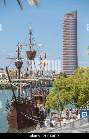 Sevilla, Spanien - 27. September 2020: Besucher der ständigen Nachbildung von Nao Victoria, Hafen von Sevilla, Spanien. Elcano Carrack erstes Schiff, das erfolgreich die Navi umschifft hat Stockfoto