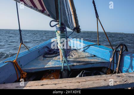 Traditionelles Dhow-Boot auf dem Wasser gesehen Stockfoto
