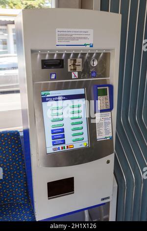 Kassel, Deutschland - 8. August 2020: Straßenbahn-Fahrkartenautomat öffentlicher Verkehr Porträt-Format in Kassel, Deutschland. Stockfoto