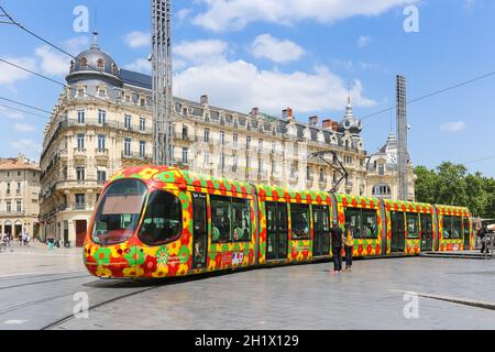 Montpellier, Frankreich - 24. Mai 2015: Tram Tramway de Montpellier öffentliche Verkehrsmittel am Comedie Bahnhof in Montpellier, Frankreich. Stockfoto