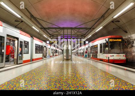 Dortmund, Deutschland - 10. August 2020: Dortmunder Metro Stadtbahn U-Bahn-Station Unionstrasse in Deutschland. Stockfoto