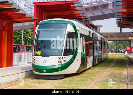 Kaohsiung, Taiwan - 17. Oktober 2015: Straßenbahn Light Rail öffentliche Verkehrsmittel am Bahnhof Cianjhen Star in Kaohsiung, Taiwan. Stockfoto