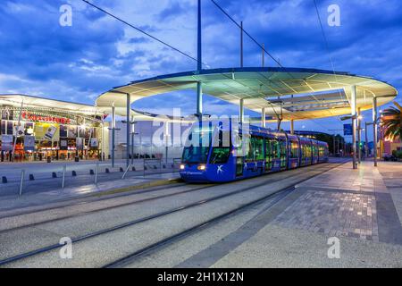 Montpellier, Frankreich - 24. Mai 2015: Tram Tramway de Montpellier öffentliche Verkehrsmittel am Place de France Bahnhof in Montpellier, Fra Stockfoto