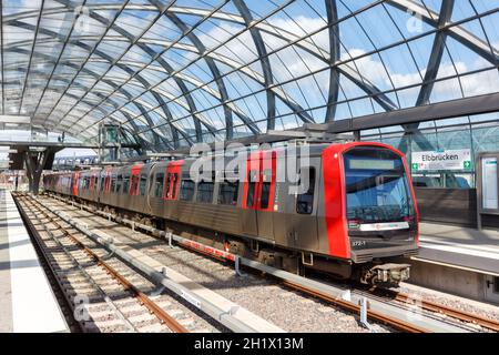 Hamburg, Deutschland - 21. April 2021: Hochbahn U-Bahn Linie U4 Station Elbbrücken in Hamburg, Deutschland. Stockfoto