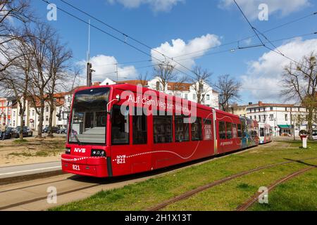 Schwerin, Deutschland - 22. April 2021: Straßenbahn öffentlicher Verkehr Bahnhof Platz der Freiheit in Schwerin, Deutschland. Stockfoto