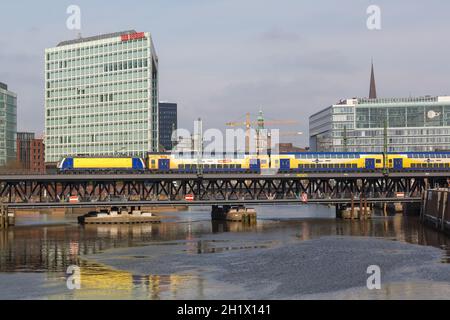 Hamburg, Deutschland - 21. April 2021: Metronom Regionalzug auf der Oberhafenbrücke in Hamburg, Deutschland. Stockfoto