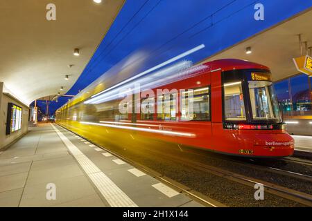 Berlin, Deutschland - 22. April 2021: Tram Bombardier Flexity Stadtbahn öffentlicher Verkehr Hauptbahnhof in Berlin, Deutschland. Stockfoto