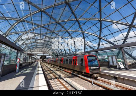 Hamburg, Deutschland - 21. April 2021: Hochbahn U-Bahn Linie U4 Station Elbbrücken in Hamburg, Deutschland. Stockfoto