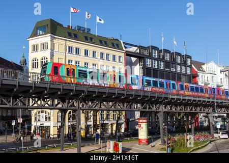 Hamburg, Deutschland - 20. April 2021: Hochbahn-U-Bahn Elbpromenade Landungsbrücken in Hamburg, Deutschland. Stockfoto