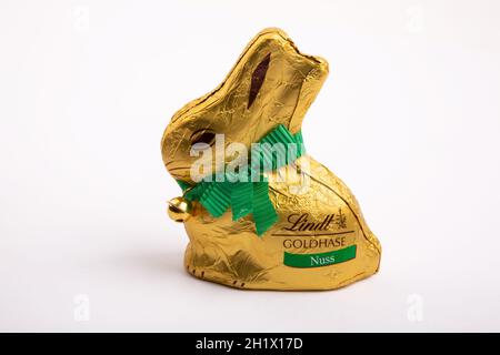 HUETTENBERG, DEUTSCHLAND, 2021-04-04: Lindt Goldhase. In Gold gekleidet, mit einem Band und einer goldenen Glocke, die klingelt, ist es der traditionelle Lindt Oster Cho Stockfoto