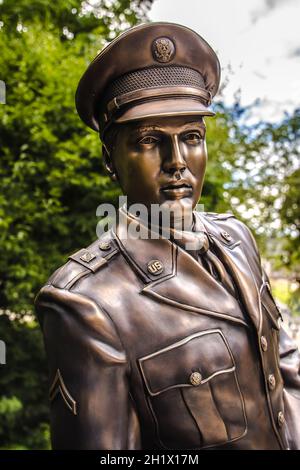 DEUTSCHLAND - 16. August 2021 BAD NAUHEIM: Elvis Presley Bronze Skulptur gesponsert von Elvis Fans. Elvis Presley lebte während seiner Militärzeit in BAD NAUHEIM Stockfoto