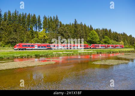 Ruderatshofen, Deutschland - 1. Juni 2021: Pesa Link Regionalzug Deutsche Bahn DB Bavaria in Ruderatshofen, Deutschland. Stockfoto