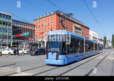 München, Deutschland - 1. Juni 2021: Tram Stadler Rail Variobahn öffentlicher Nahverkehr am Hauptbahnhof in München. Stockfoto