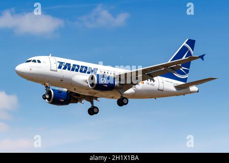 London, Vereinigtes Königreich - 1. August 2018: FLUGZEUG TAROM Airbus A318 am Flughafen London Heathrow (LHR) im Vereinigten Königreich. Stockfoto