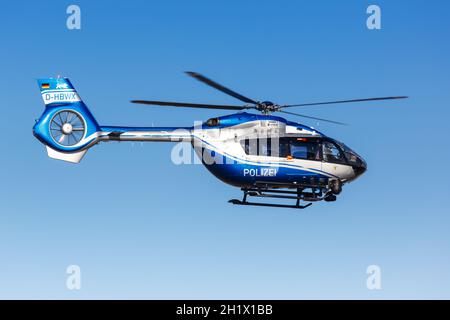 Stuttgart, 15. Januar 2021: Polizeihubschrauber Airbus Helicopters H145 am Flughafen Stuttgart (STR) in Deutschland. Stockfoto