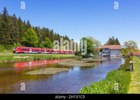 Ruderatshofen, Deutschland - 1. Juni 2021: Pesa Link Regionalzug Deutsche Bahn DB Bavaria in Ruderatshofen, Deutschland. Stockfoto